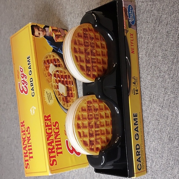 2017 Hasbro Netflix Stranger Things Kellogg's Eggo Card Game - Picture 1 of 11